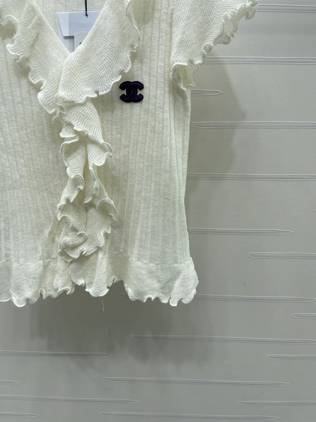 Chanel 2026 Ruffled Knit V-neck Short-sleeved T-shirt White Wool 356523