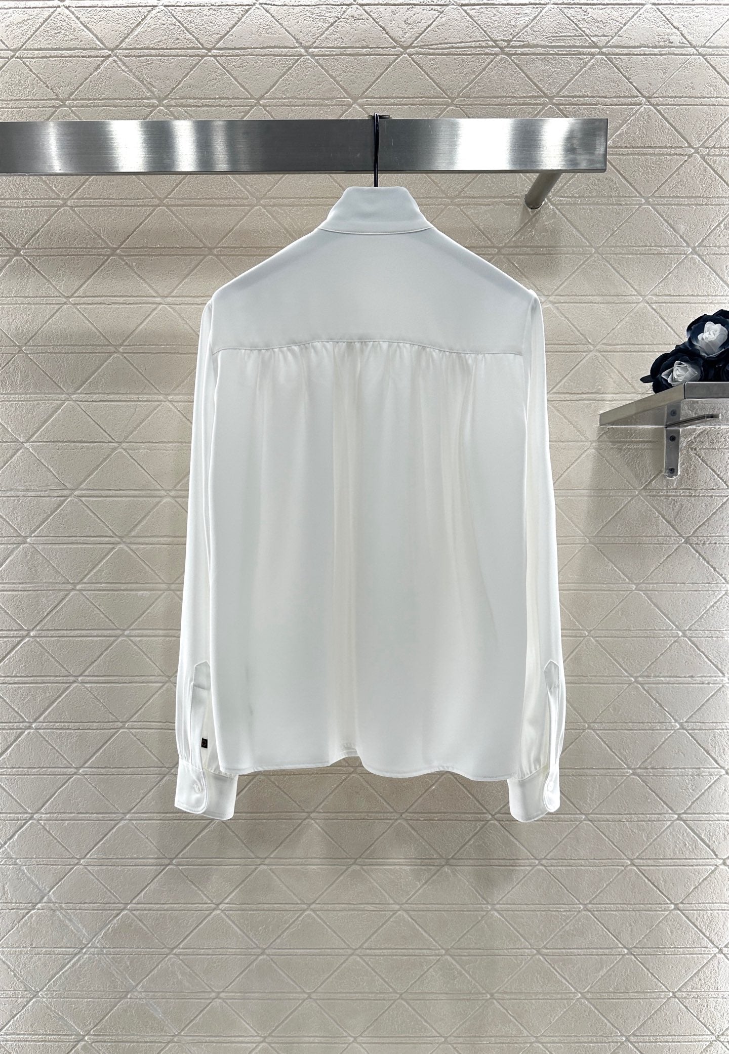 LV25 Pleated Tie-Neck Straight-Shoulder Shirt in White Polyester 294486