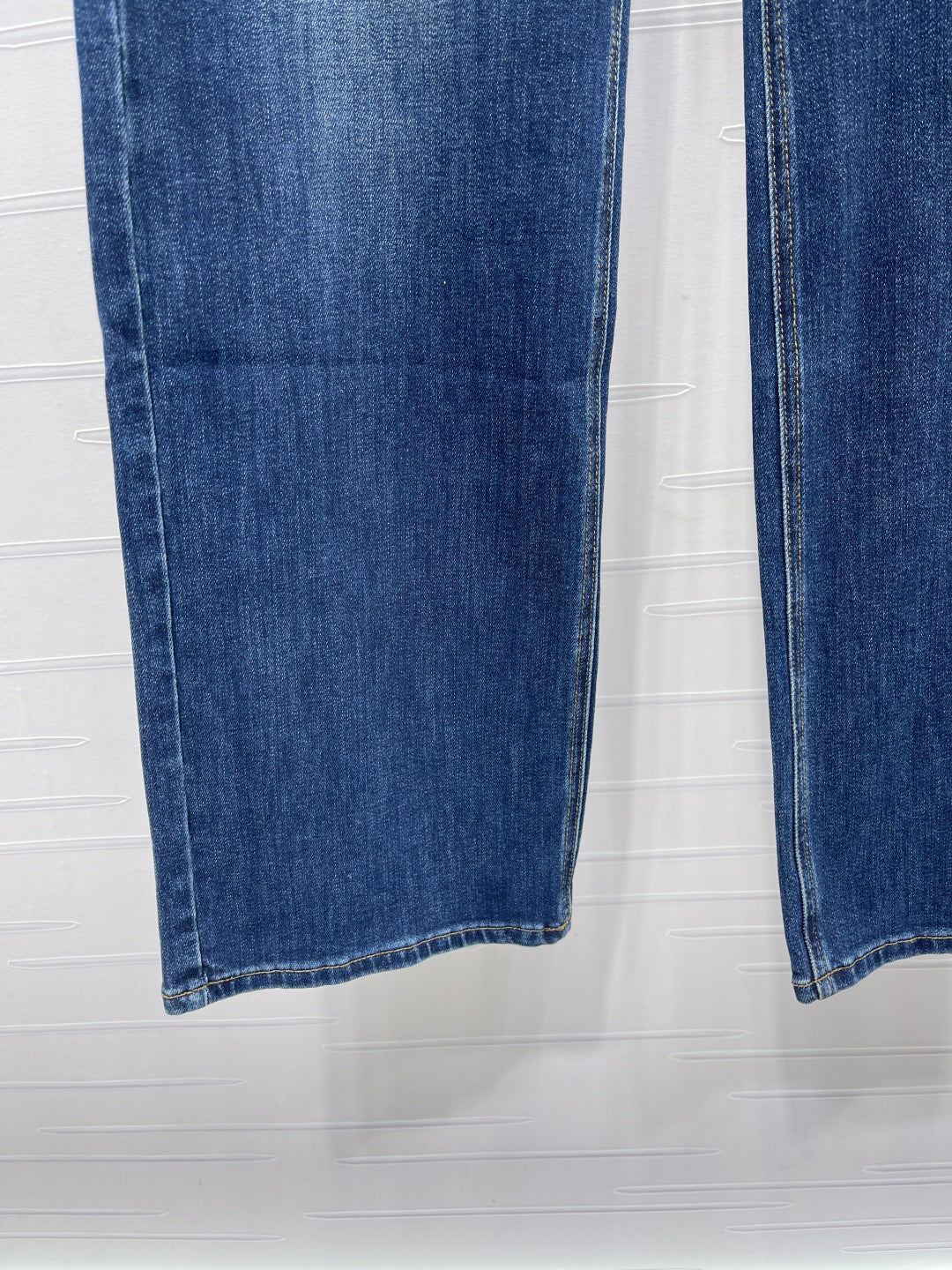 CC 25 Pocket-embroidered high-waisted straight-leg jeans
