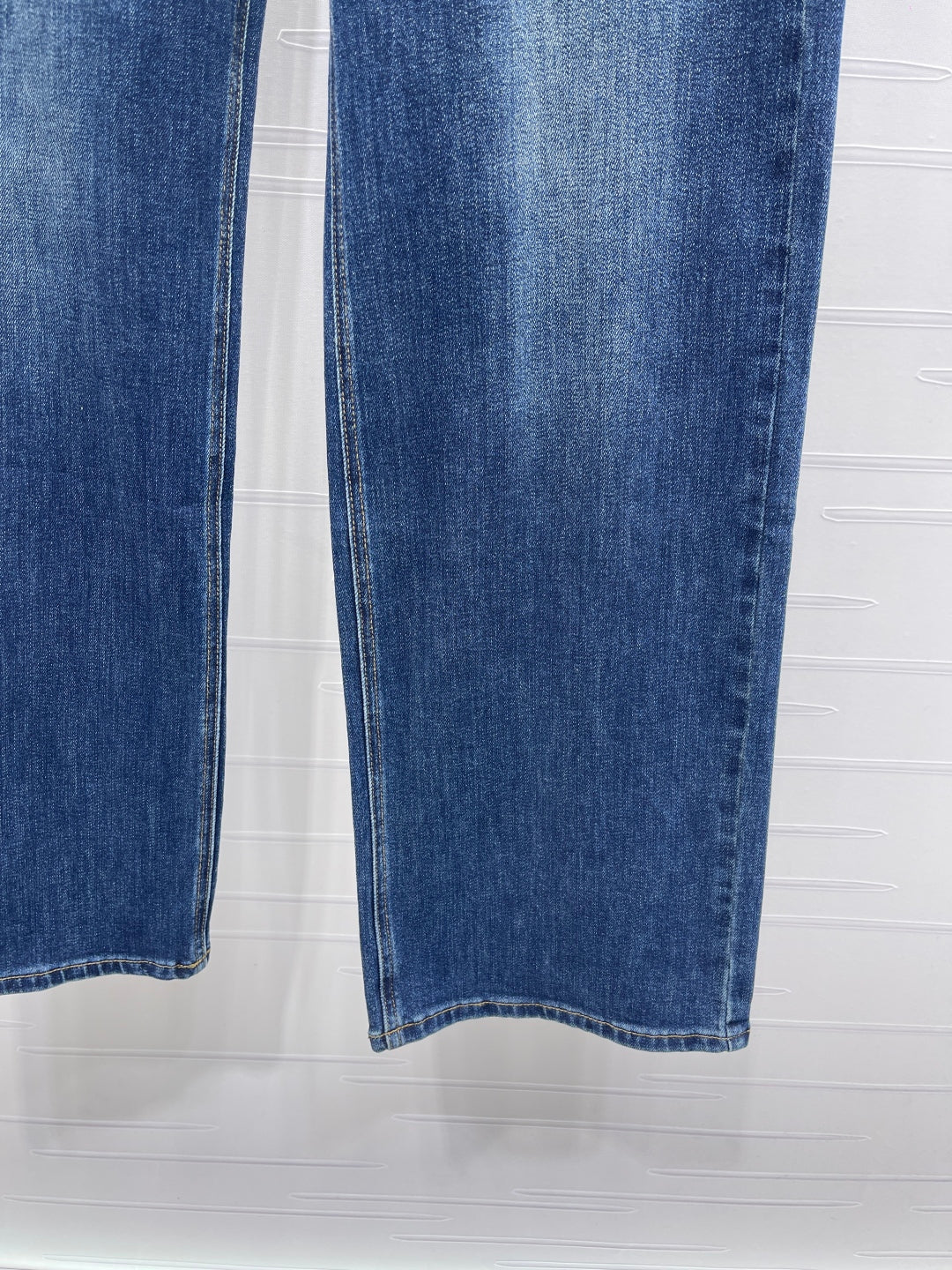 CC 25 Pocket-embroidered high-waisted straight-leg jeans