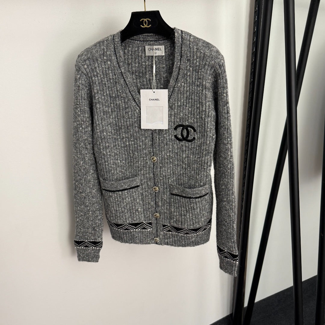 CC Single-breasted V-neck Long-sleeved Knitted Cardigan