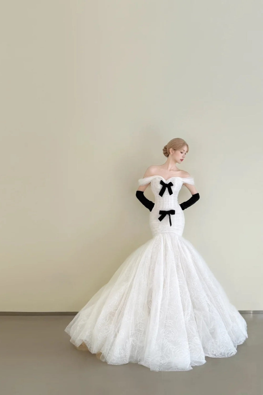 formaldressy-Vintage Black-White Contrast Bow Off-Shoulder Mermaid Court Style Wedding Gown gh6026