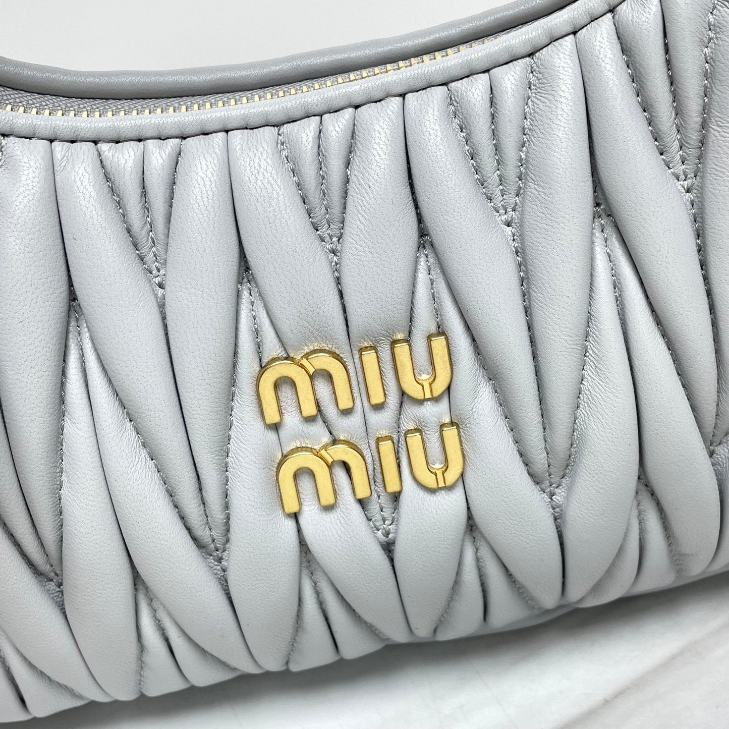 miuwander hobo 23 grey matelasse leather