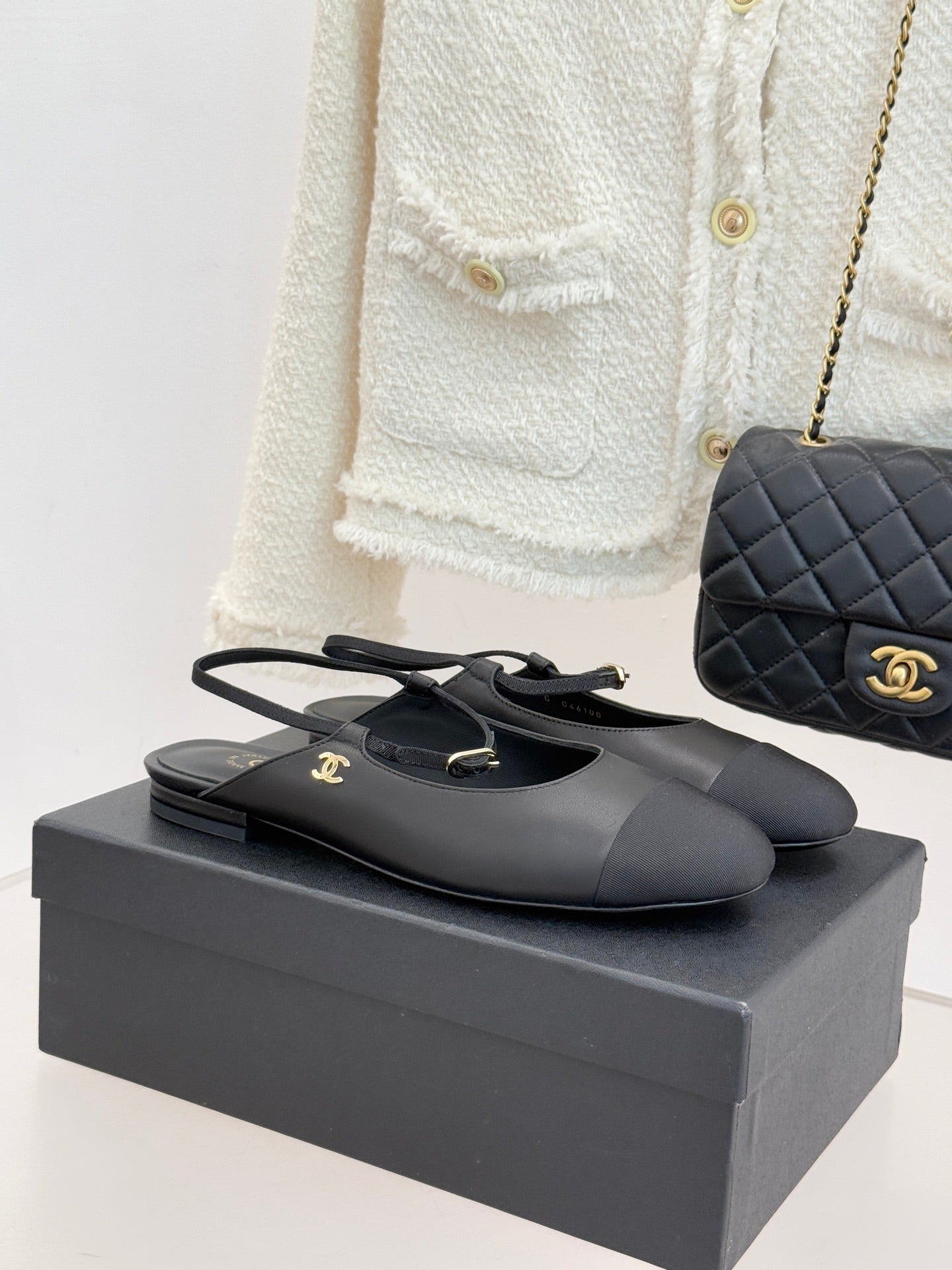 26C Two-tone Double C Flat Shoes Black Sheeskin 557688