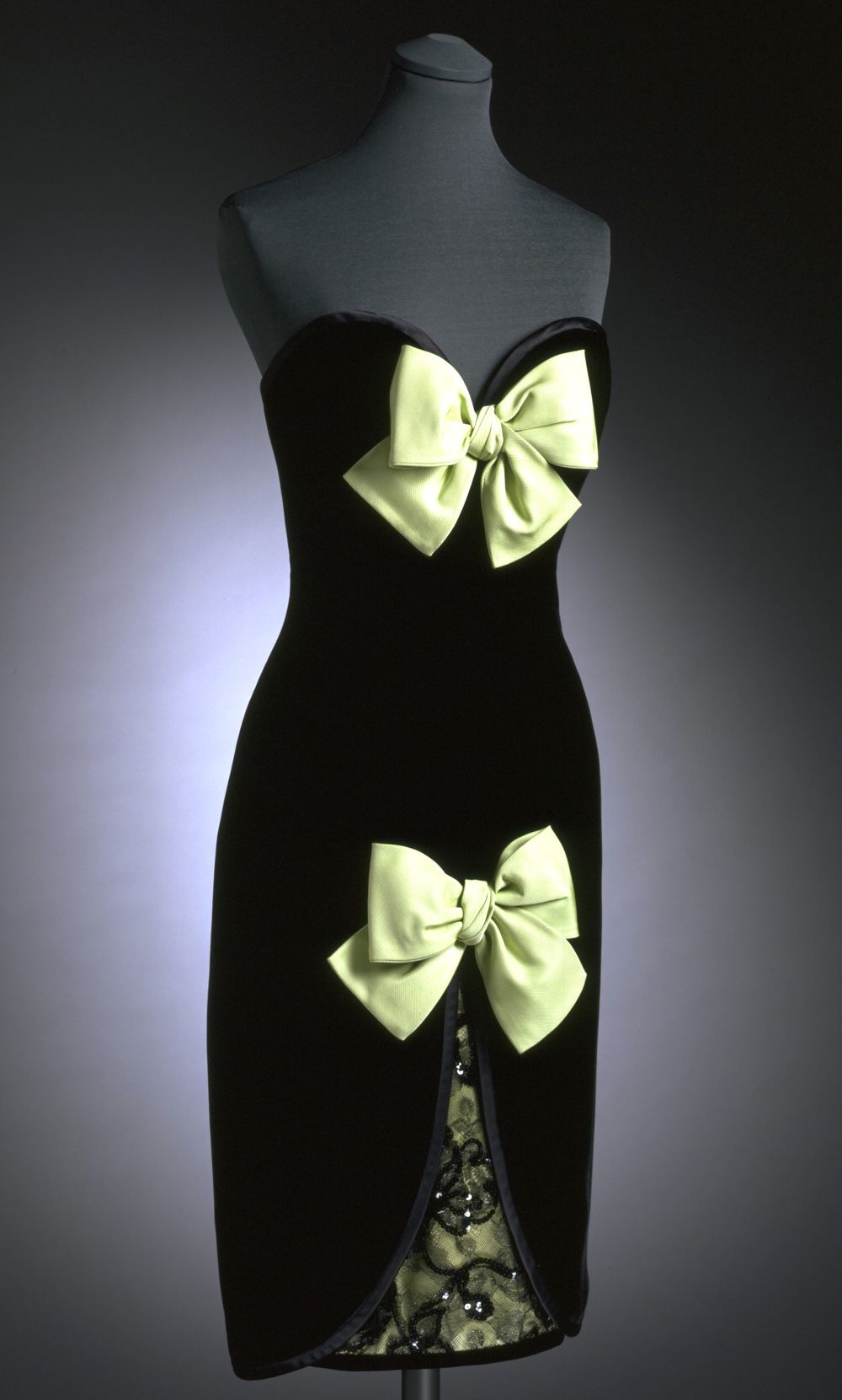 formaldressy--Black Bow Sweetheart Neckline Exquisite Lace Short Velvet Homecoming Dress gh5641