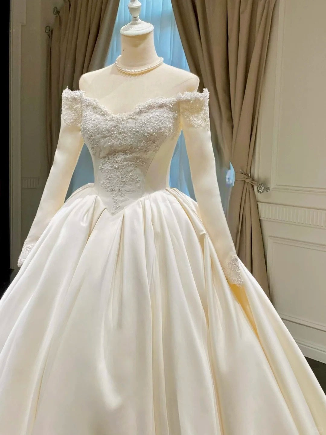formaldressy-A must-have for minimalist brides! Plain satin long-sleeved wedding dress gh5440