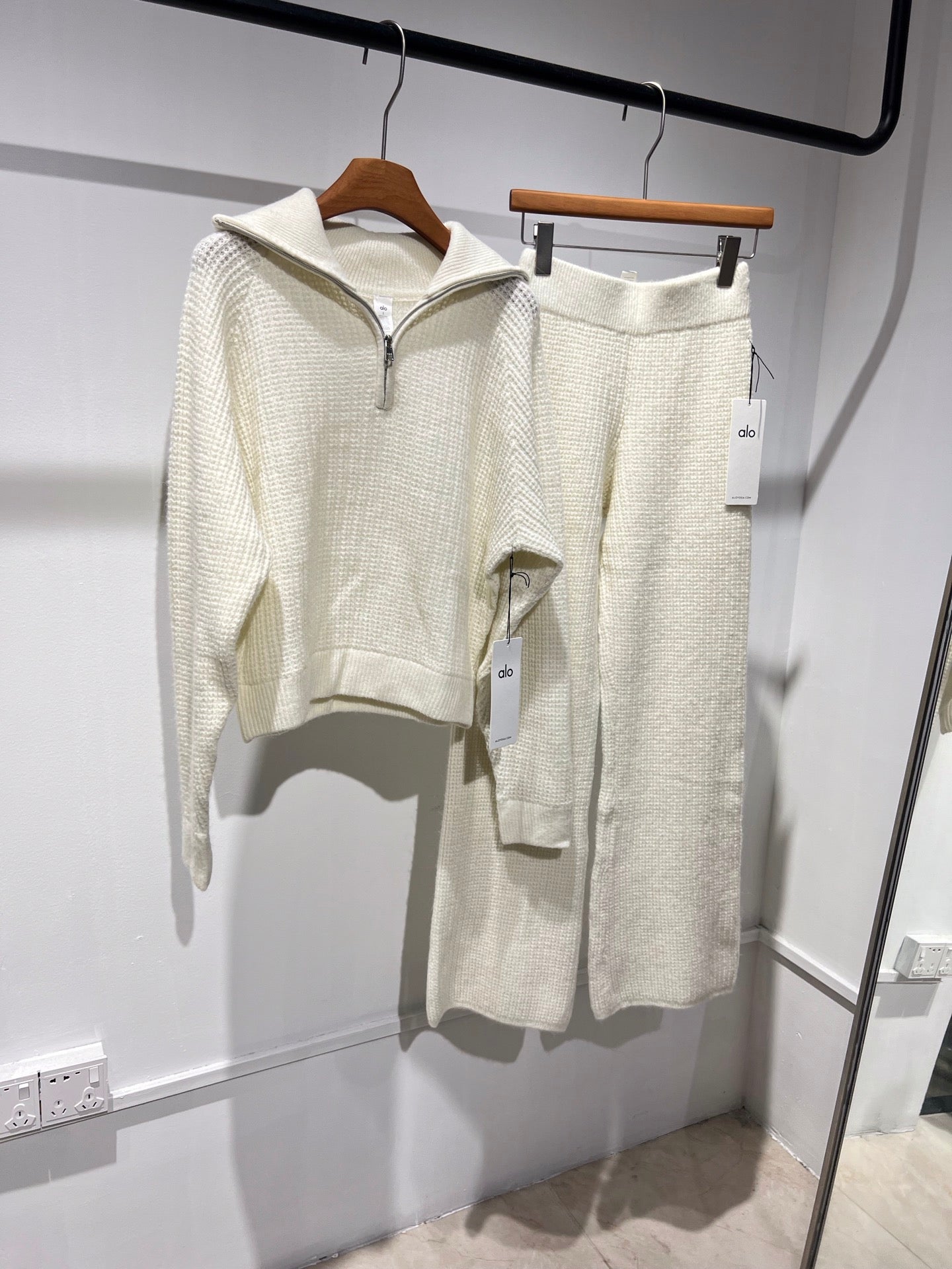 Alo Yoga Cashmere Plush Waffle
