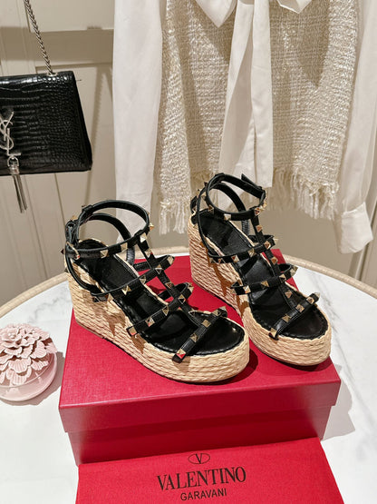 Rockstud Ankle Strap Wedge Sandal In Black Calfskin Leather And Beige Raffia 100mm 829389