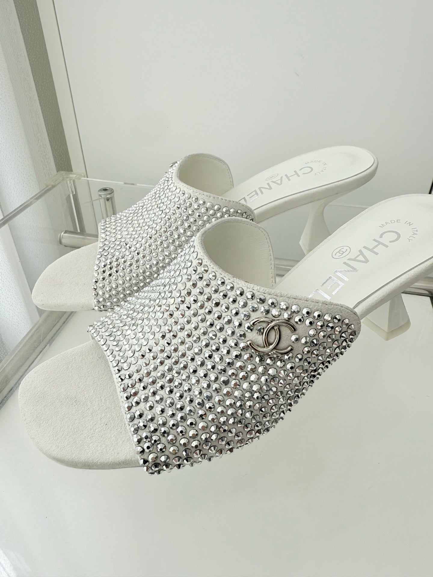 CC 26 Sandal 70 White Rhinstone Deer Hide 597373