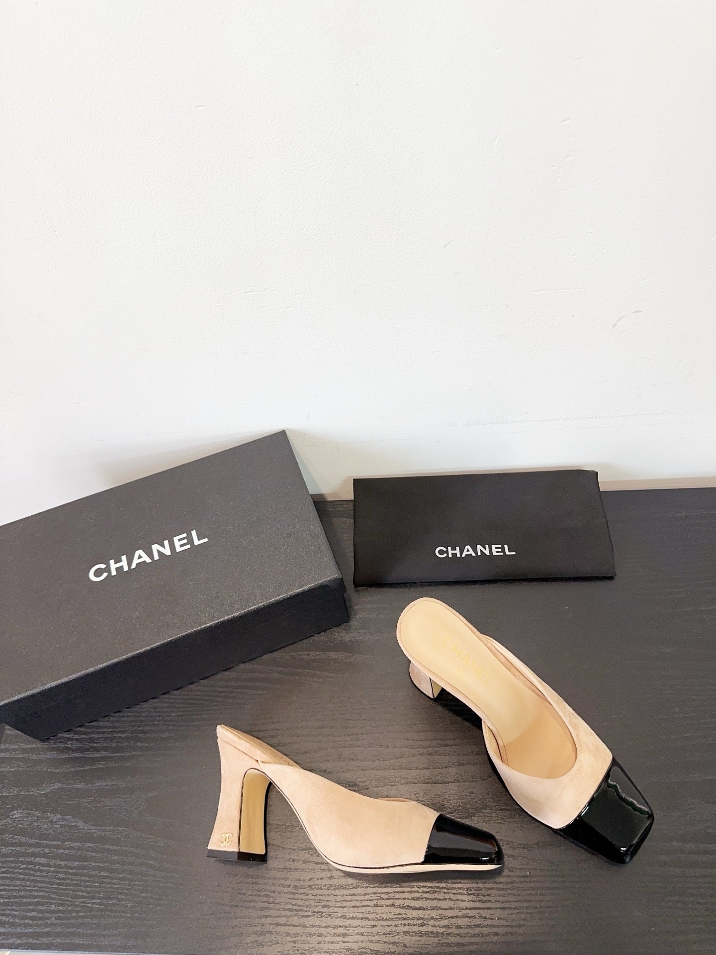 CC 26s Half-Slip Beige Black Patent Leather 596643