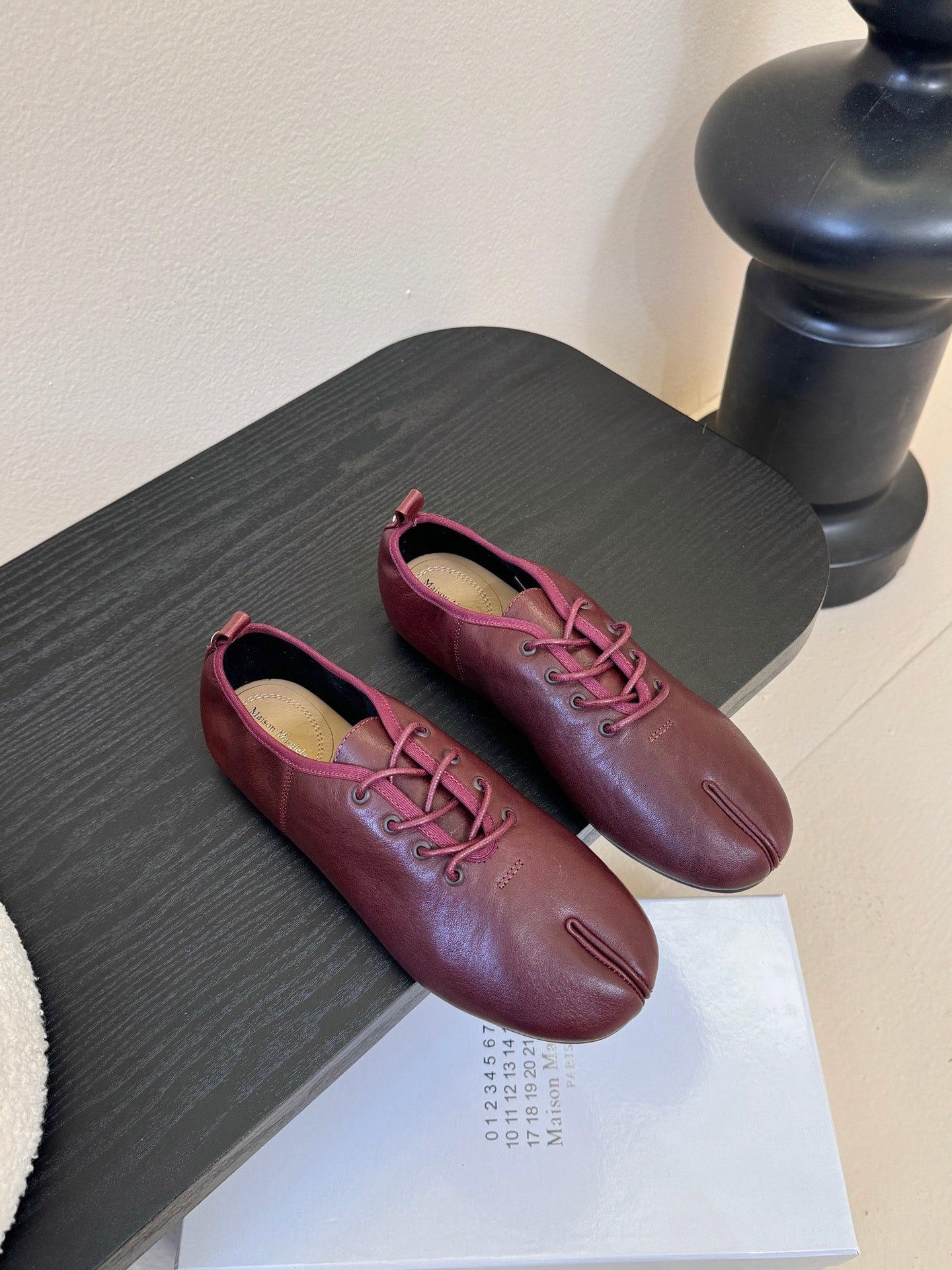 Maison Margiela 2025 Split-Toe Lace-up Shoes Burgundy Cowhide 580418
