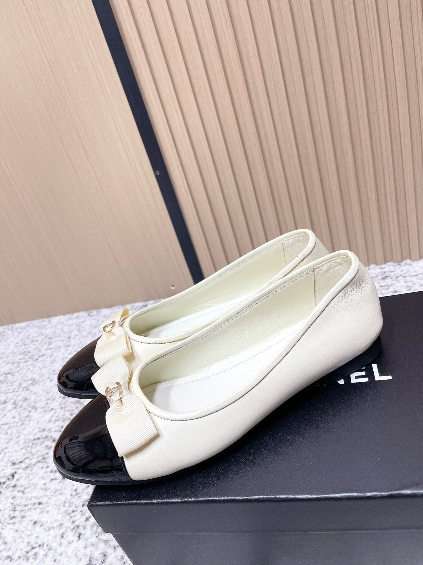 Chanel Interlocking CC Logo White Black Ballet Flat in Lambskin 591389