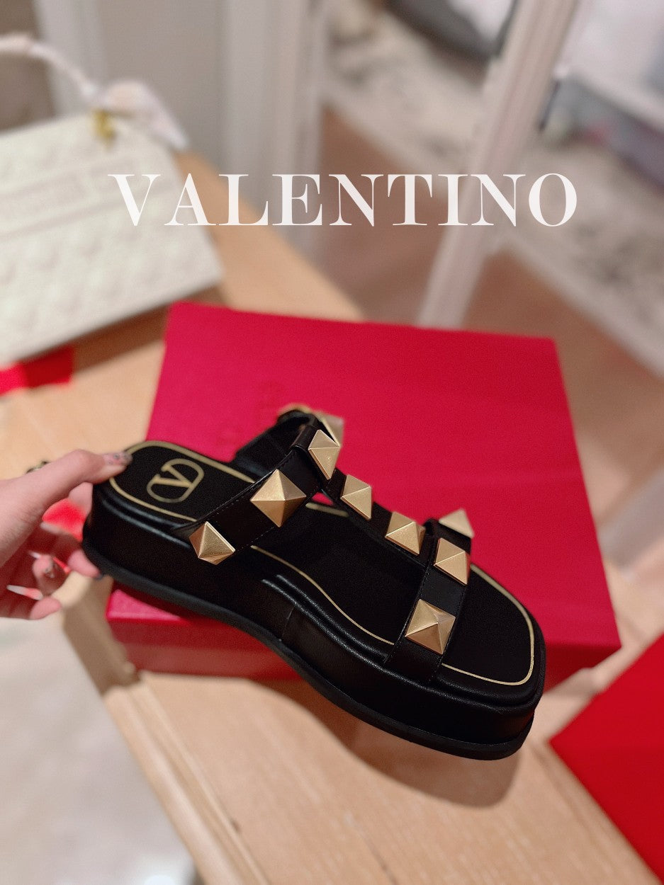 ROCKSTUD PLATFORM SANDALS MULE IN BLACK CALFSKIN
