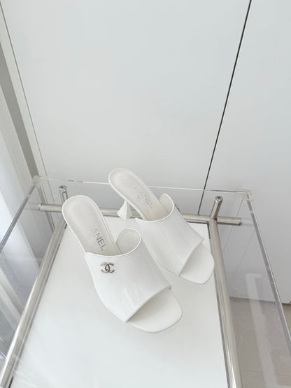 Chanel 26 Sandal 90 White in Patent Leather 597370