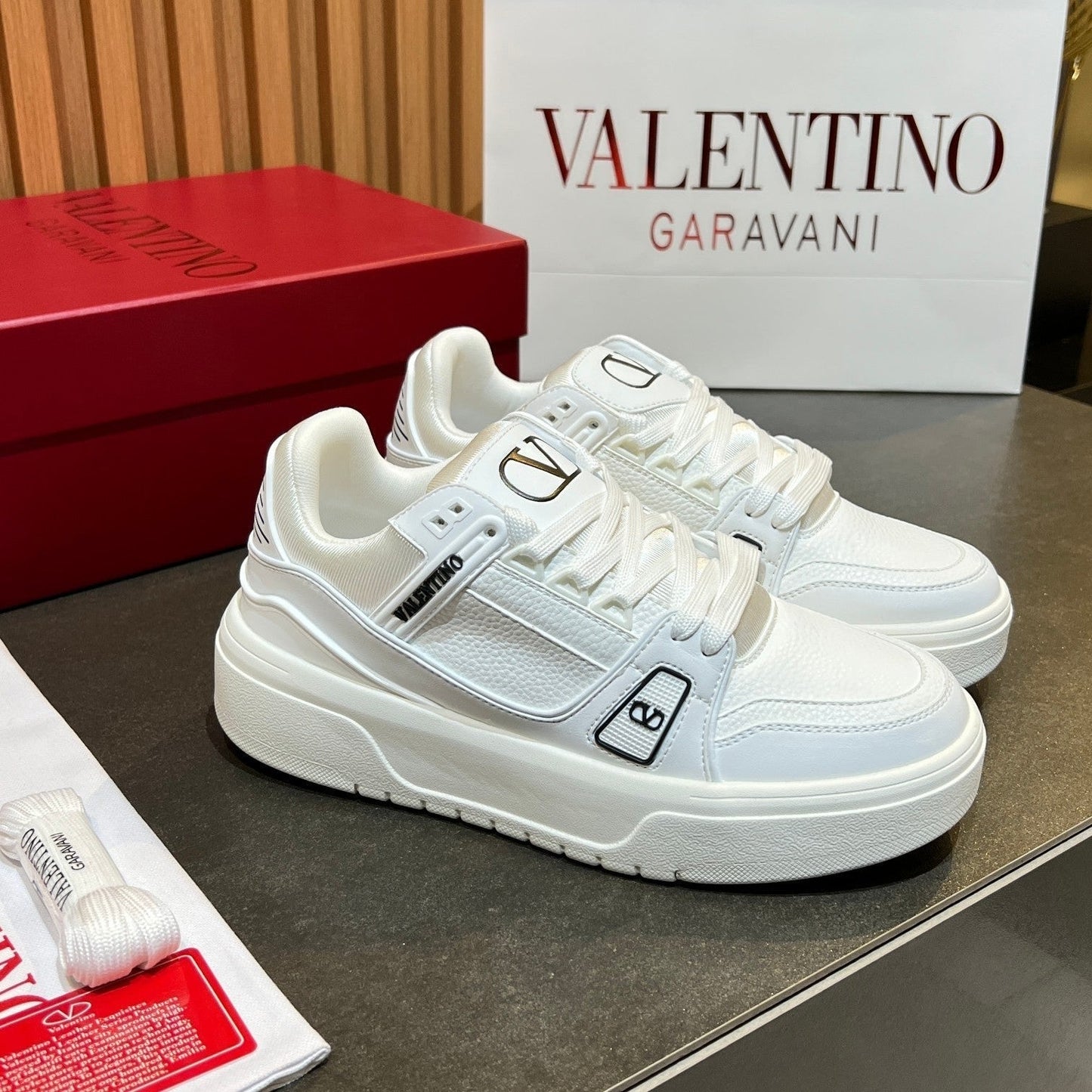 VT 25S Couple Sneakers White Calfskin 563122