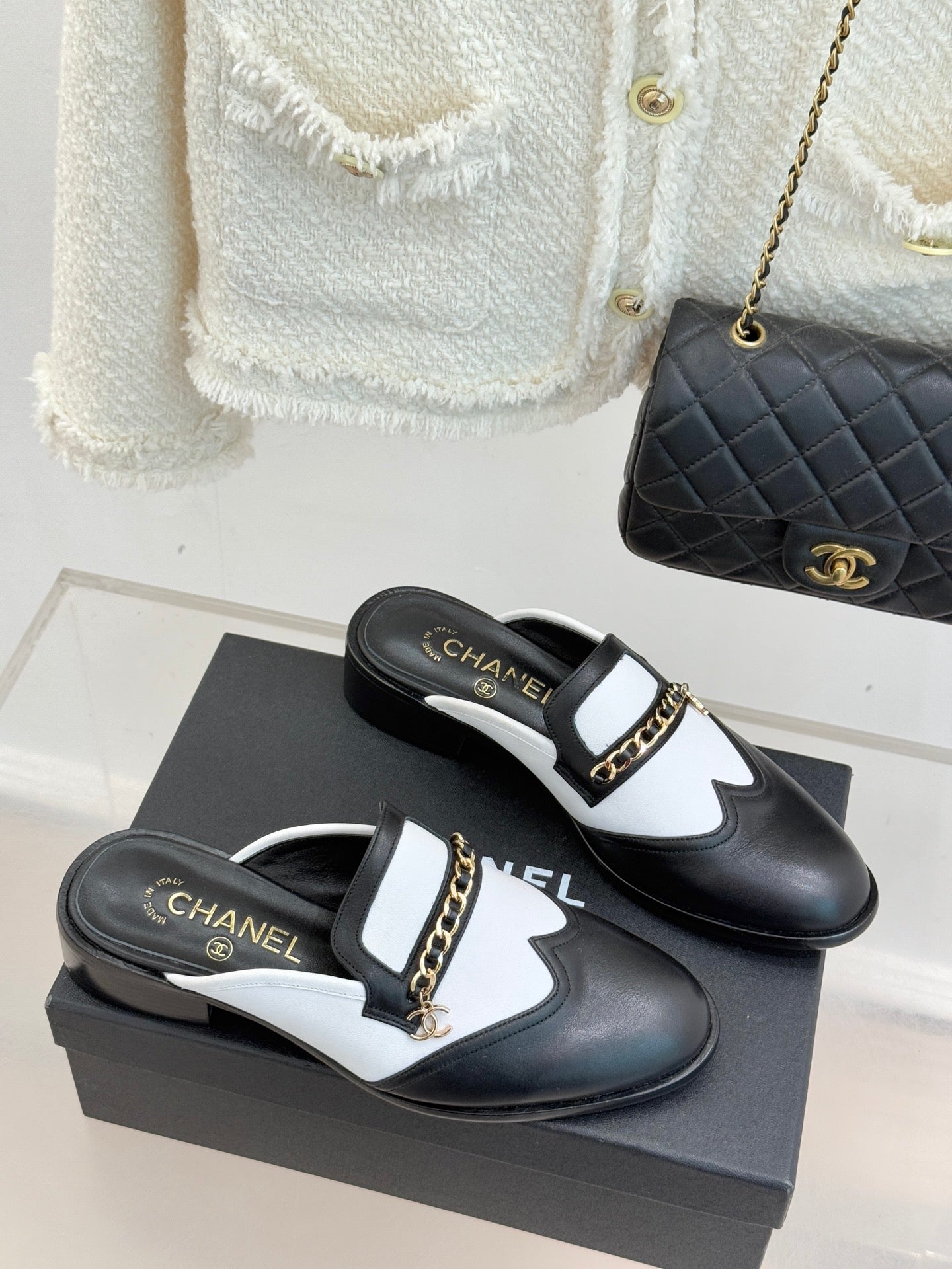 CC 25s Double C Buckle Half-Length Slippers Black White Calfskin 557702