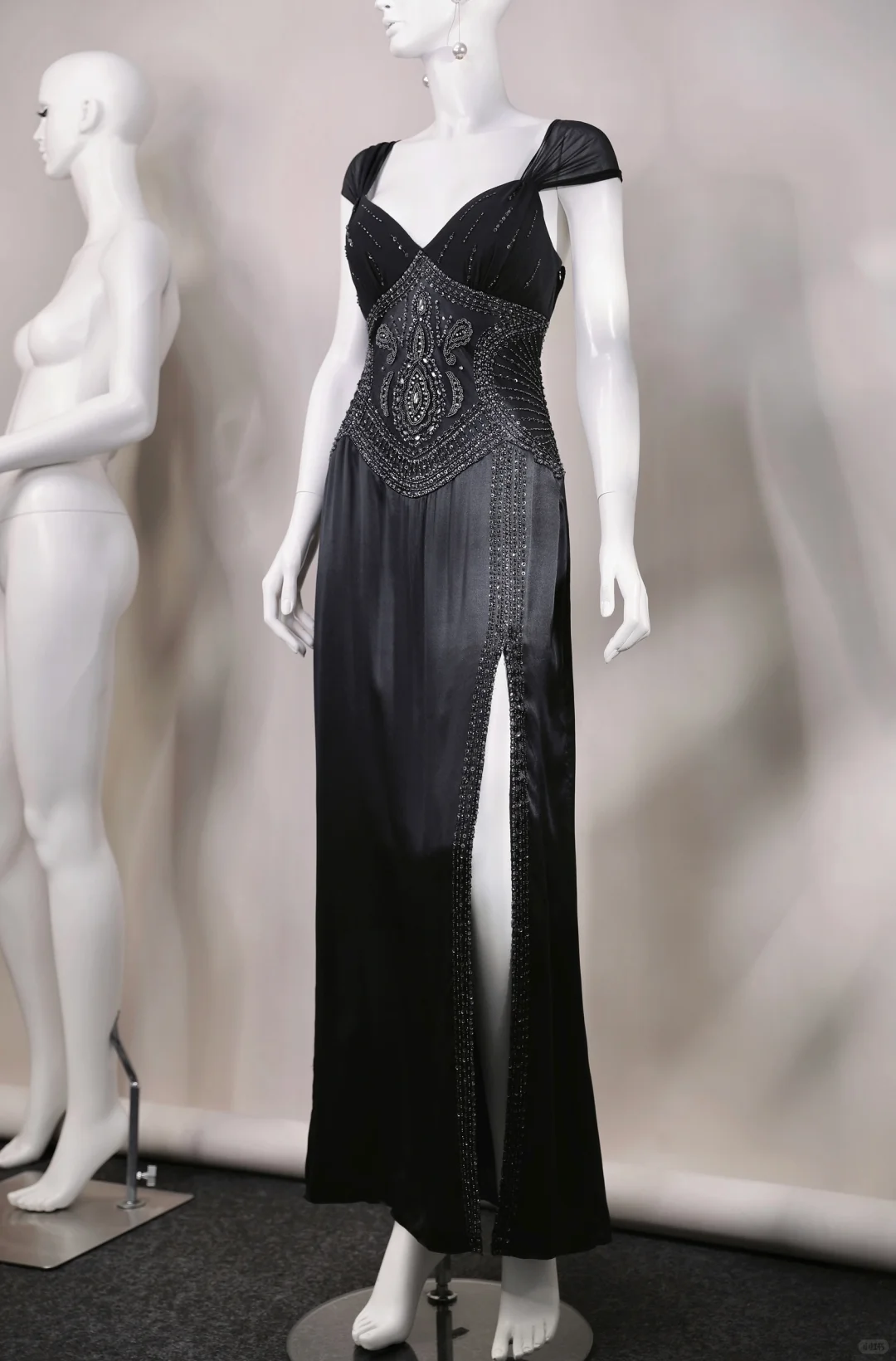 Vintage Sexy Black A Line Exquisite Beaded Chiffon Satin Prom Dress Evening Dress SH5133