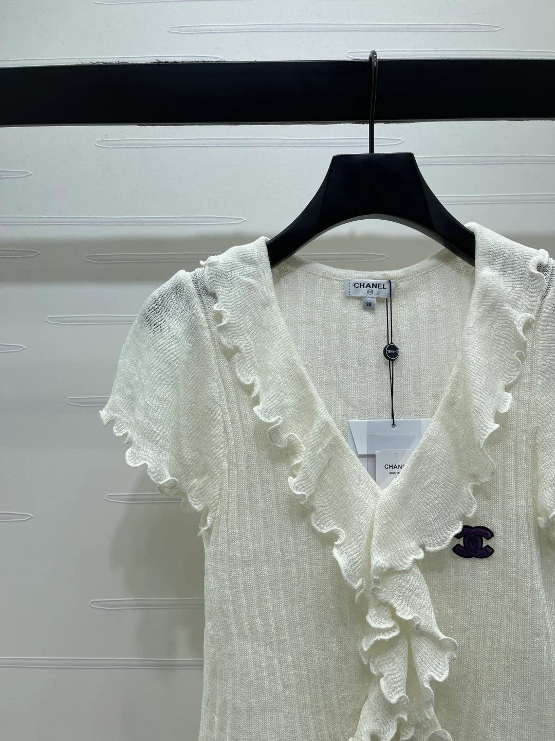 Chanel 2026 Ruffled Knit V-neck Short-sleeved T-shirt White Wool 356523