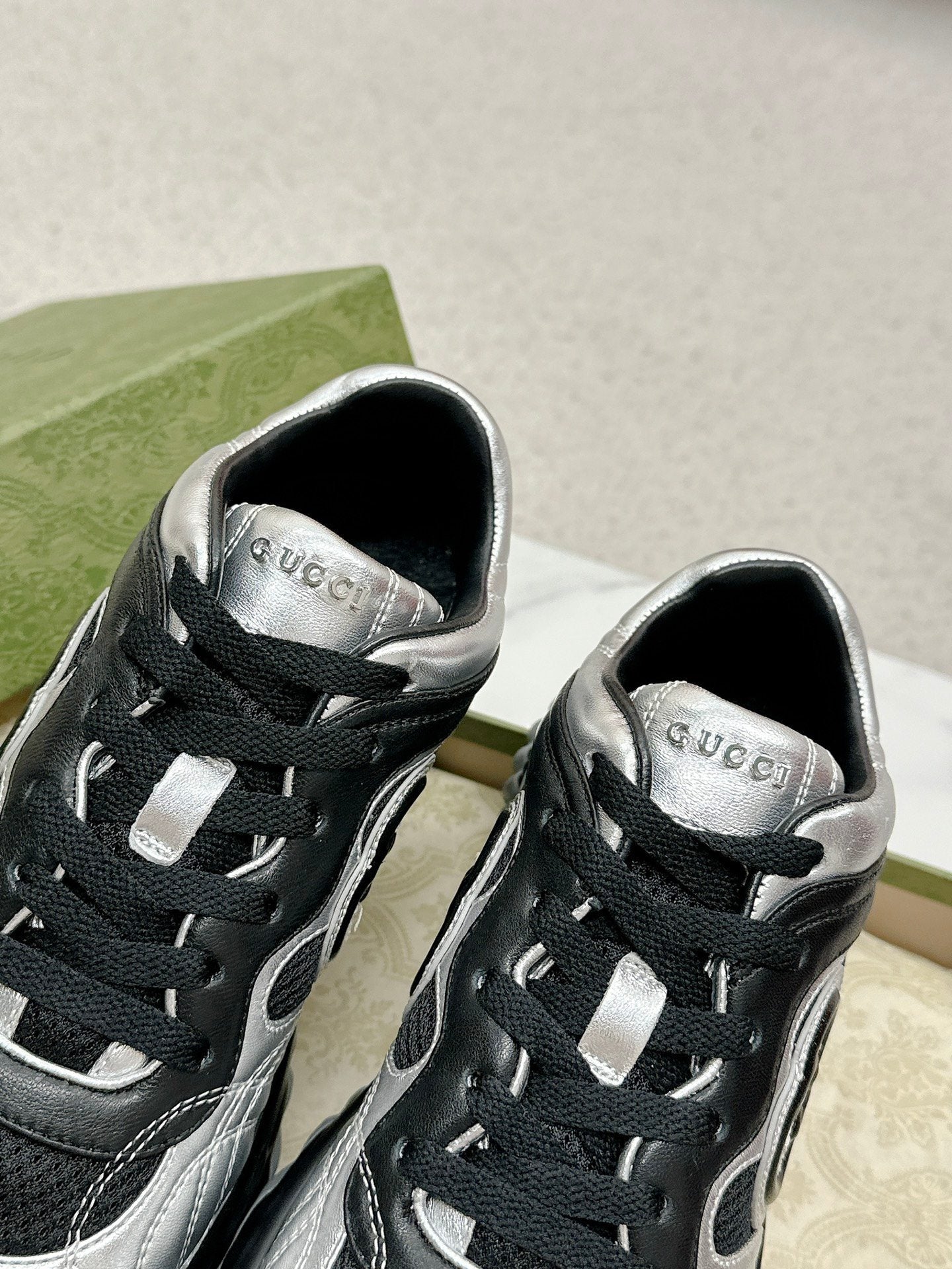 GG RIPPLE TRAINER LIGHT SILVER AND BLACK LAMBSKIN