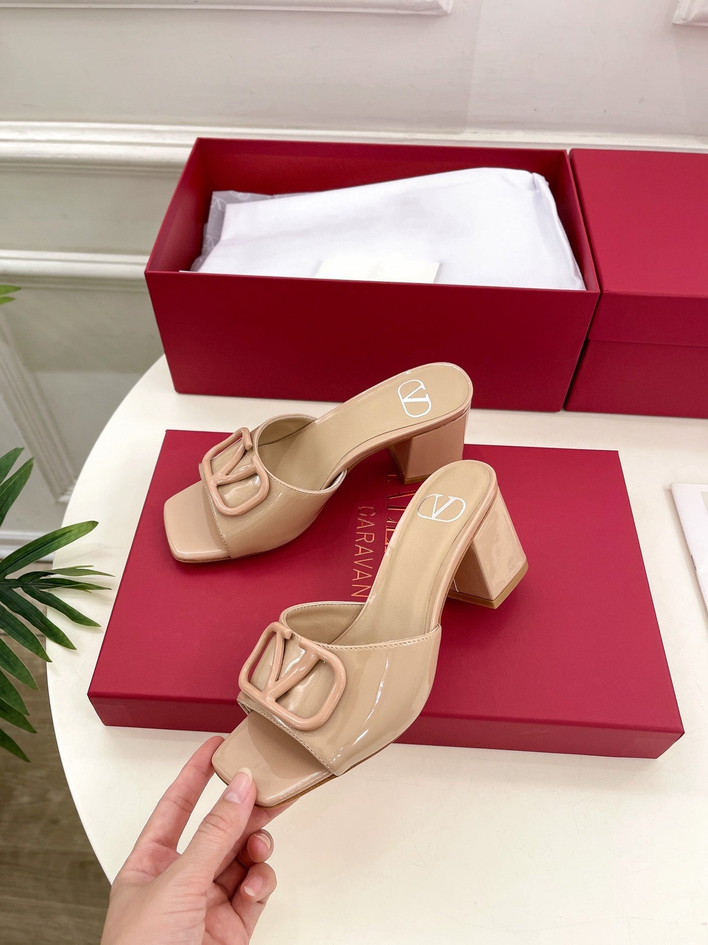 Vlogo 60 Patent Sandal Beige Leather