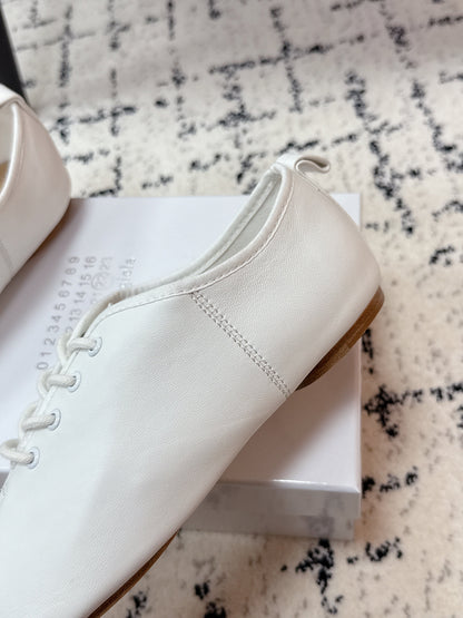 MM Tabi 6-Point Toe Lace-up Shoes White Calfskin 558421