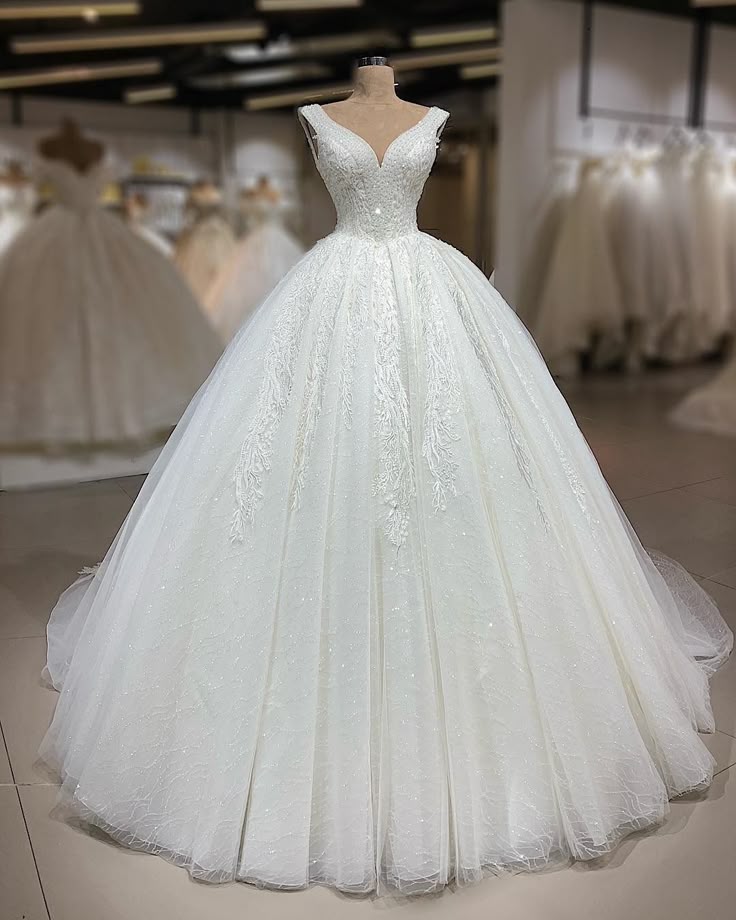 Princess Wedding Dress Ball Gown V Neck Tulle Sleeveless White Lace Wedding Dresses Dreamy Bridal Gowns DH1221