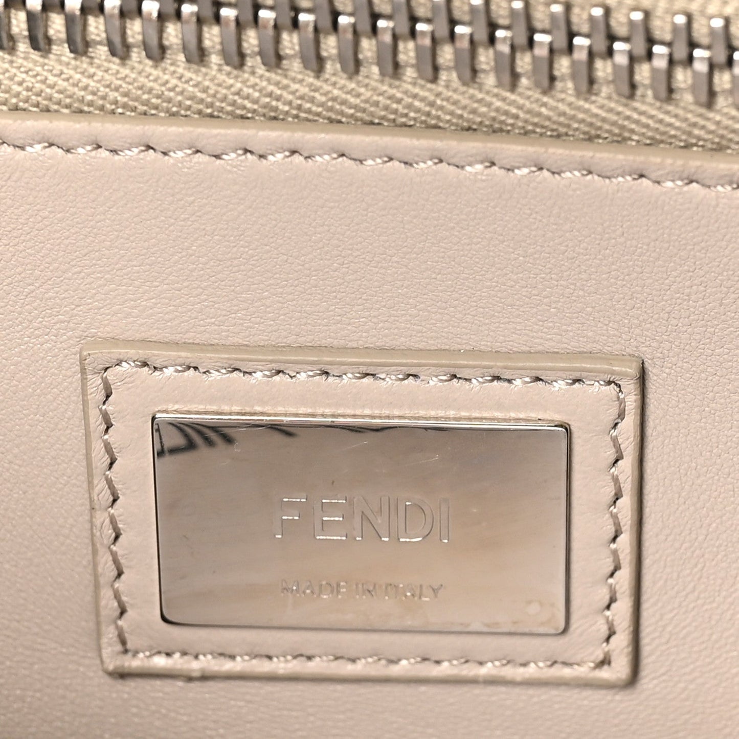 Vitello Seta Shiny Nappa Medium Peekaboo Iconic Satchel Carbone Grigio Polvere