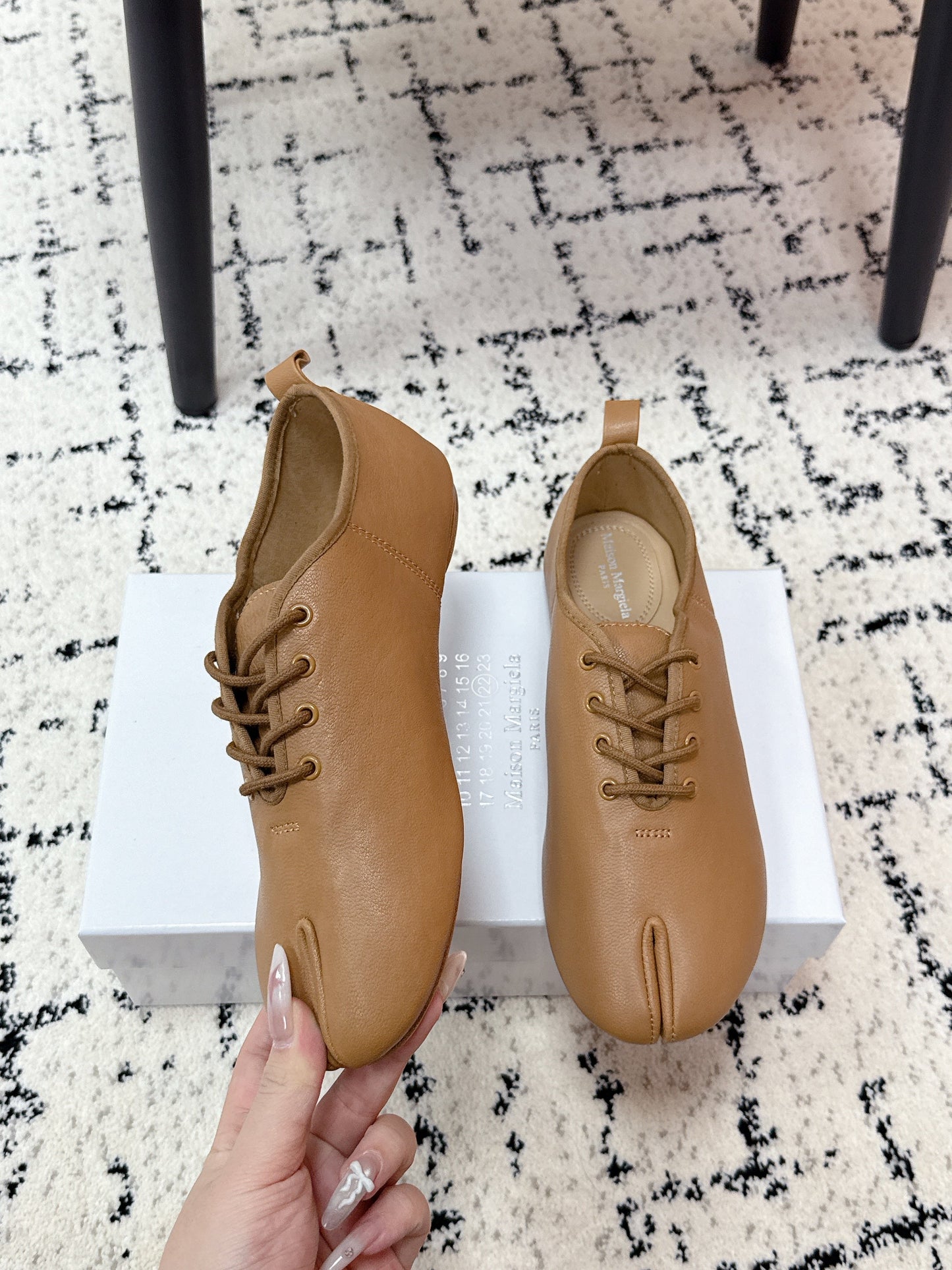 MM Tabi 6-Point Toe Lace-up Shoes Camel Calfskin 558420