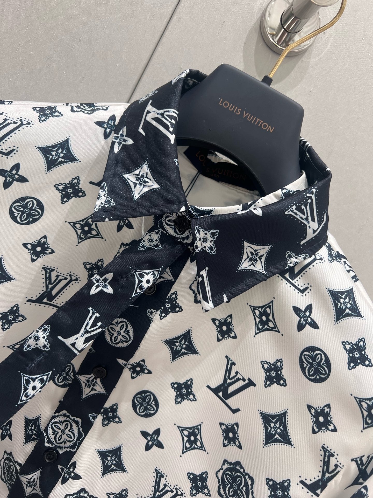 LV 25 Logo Shirt Black White 210661