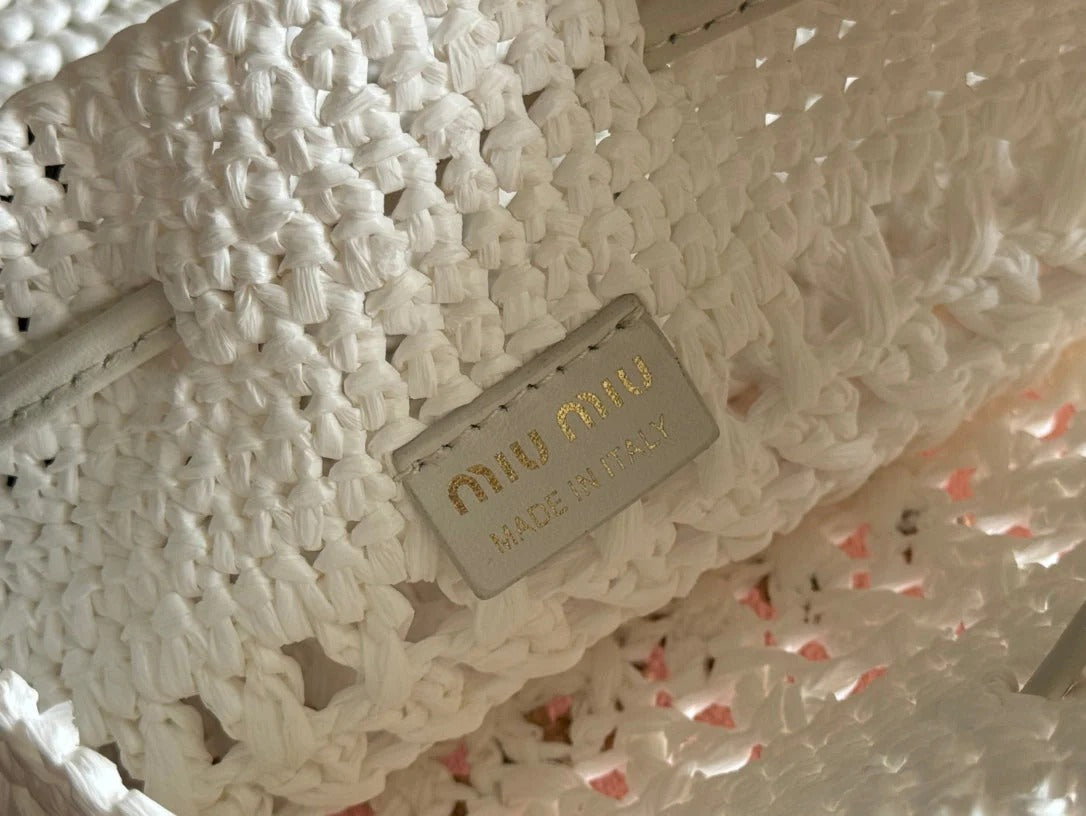 WANDER BUCKET BAG 23 WHITE IN RAFFIA WITH LEATHER TRIM